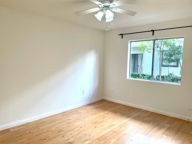 Building Photo - Beautiful 1 Bed/1 Bath Condo Apartment with Private Patio, Hardwood Flooring, Pool, and AC
