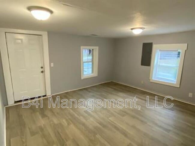 Building Photo - 49 Reynolds St Rental