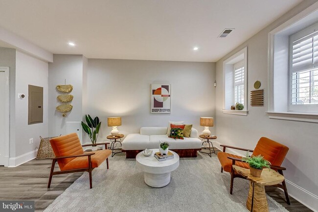 Building Photo - 819 D St NE Unit 7