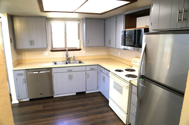 Building Photo - Cute 2 bed 1 bath Home 2 Car Garage Office
