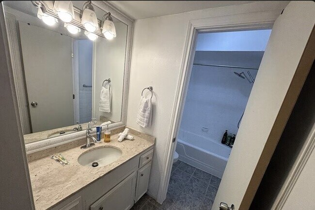 Photo - 2600 Bellefontaine Unit A10