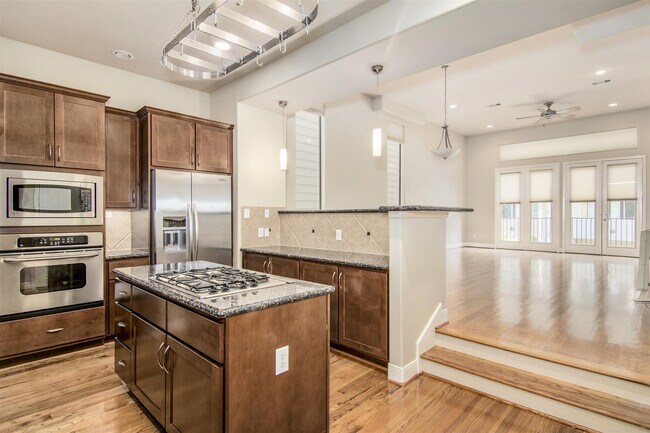 Building Photo - 5227 Lillian St