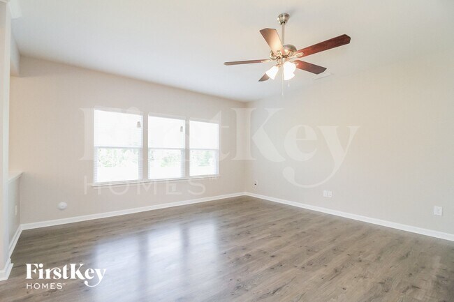 Photo - 1307 Red Deer Dr