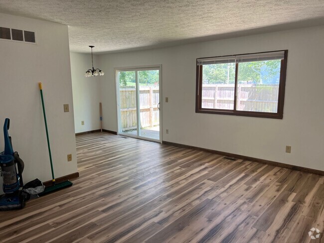 Building Photo - 4 Bedroom, 1.5 Bathroom Duplex on Blooming... Rental