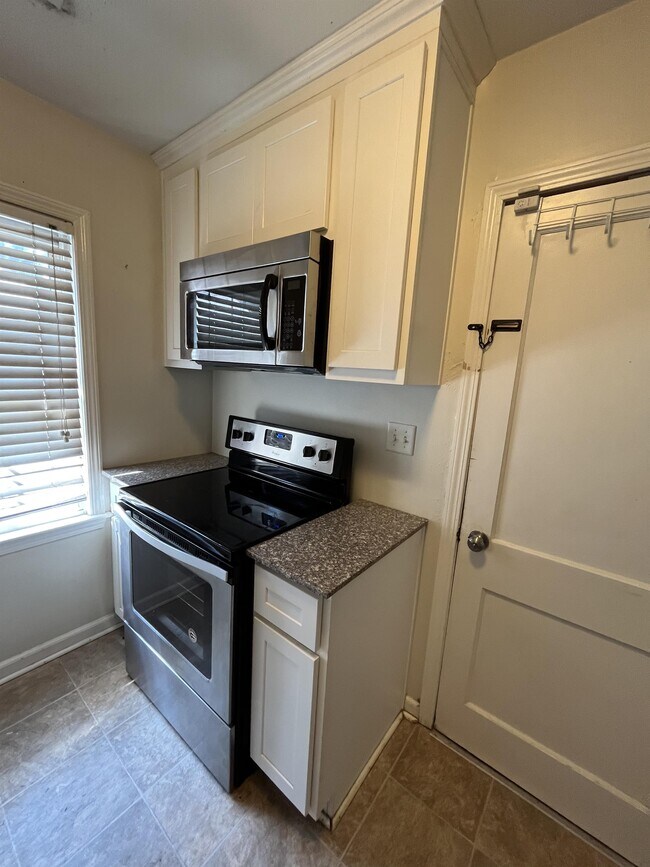 Photo - 423 E 6th St