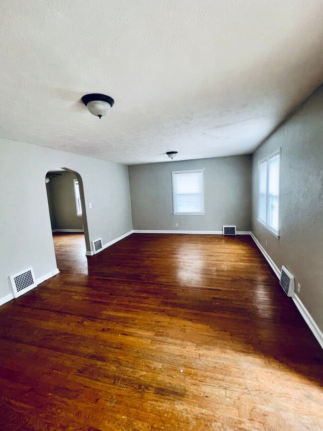 Photo - Large 2 bed 1 bath Duplex in Dundee!