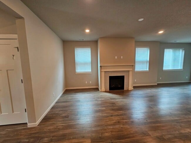 Photo - 5Bd/3Ba Two Story House - For viewing!