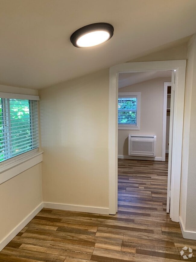 Building Photo - Remodeled/ private setting Rental