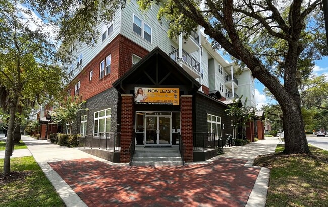 Building Photo - LynCourt Square Rental