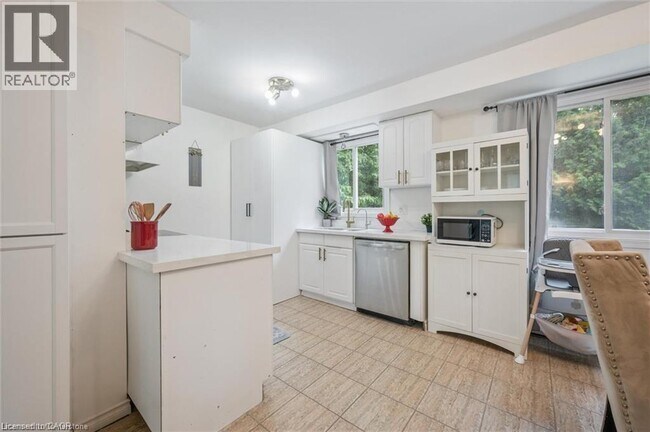 Photo - 187A CEDARVALE Crescent