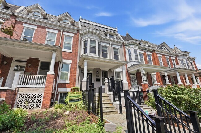 1343 Otis Pl NW
