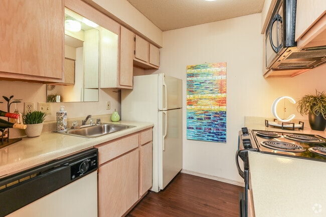 1BR, 1BA - 556 SF - Kitchen
