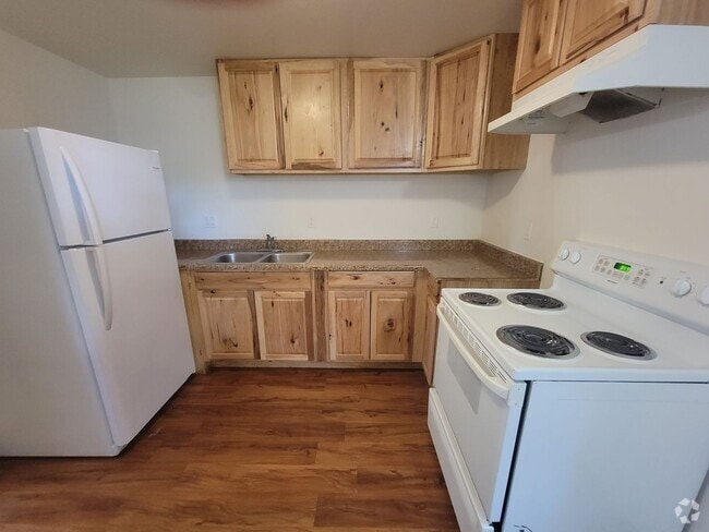 Building Photo - Downstairs unit Apartment Available