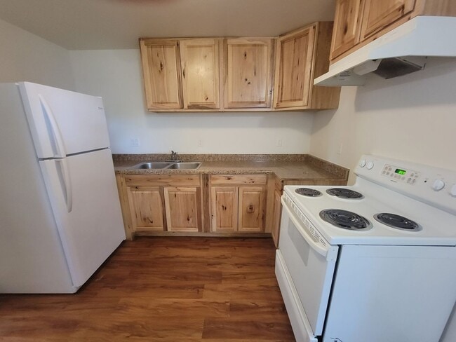 Downstairs unit Apartment Available - Downstairs unit Apartment Available
