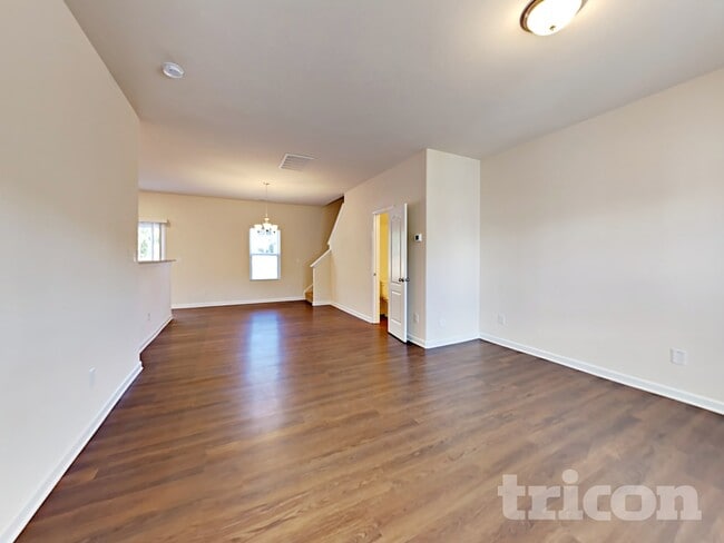 Photo - 1357 Waylon Ave