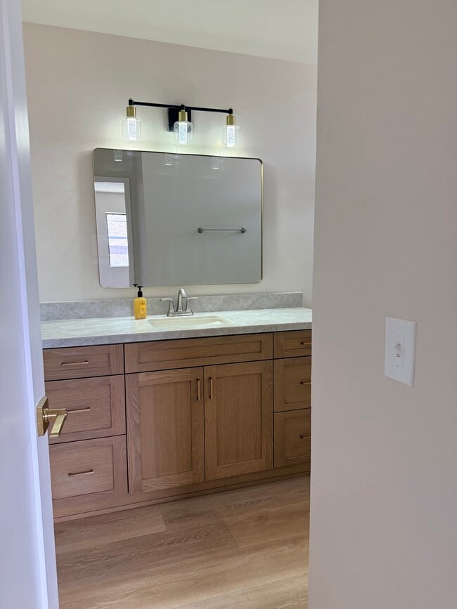 Main bathroom - 470 E 7th St Unit D