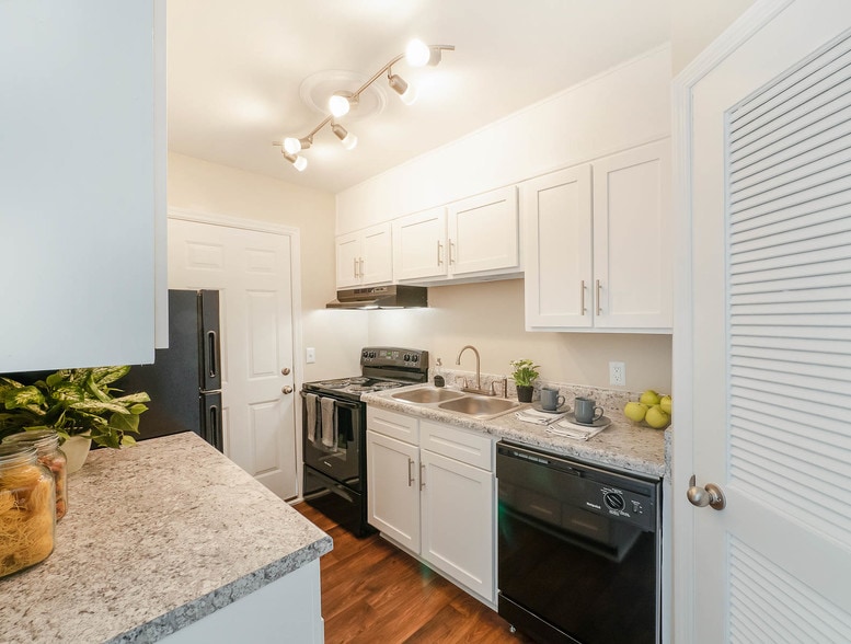 2 Bed x 1 Bath Kitchen