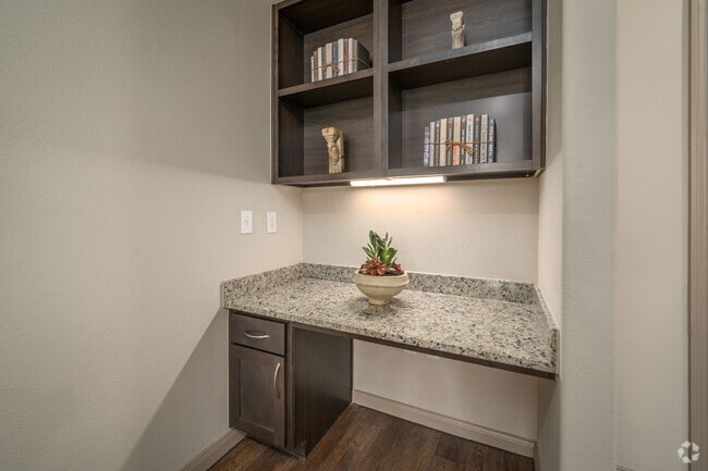 1BR, 1BA - 777SF - Desk Area
