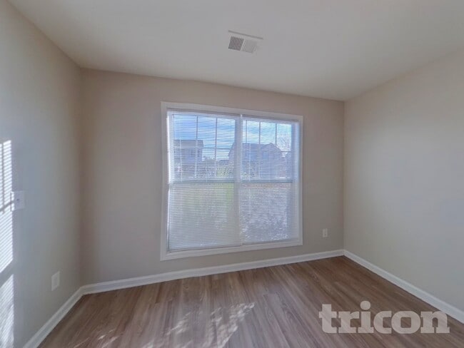 Photo - 831 Dovefield Ln