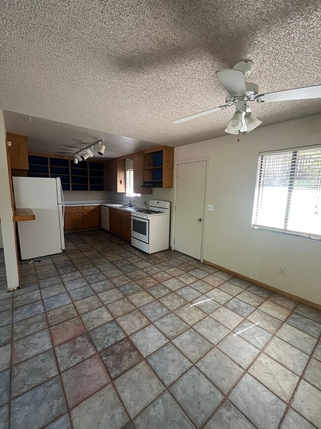 Photo - (LEASE PENDING) Large 3 Bed/2 Bath HOUSE i...