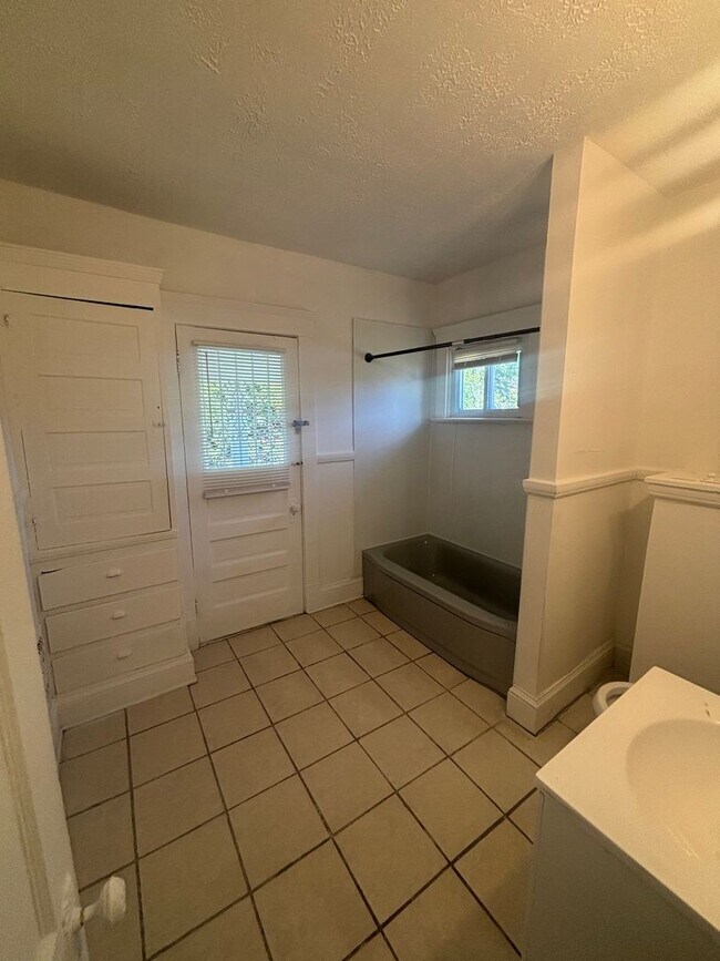 Photo - 4bd Single Cash Pay/Section 8 *SECURITY DEPOSIT SPECIAL*