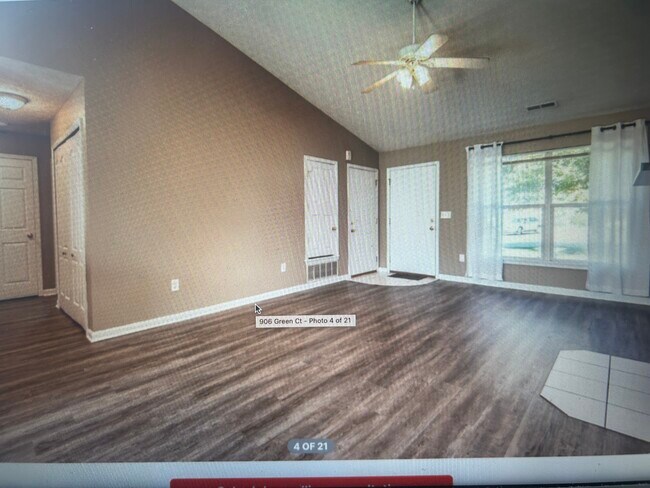 Family room - 906 Green Ct