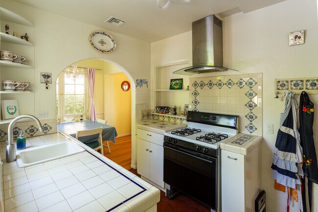 Photo - 2107 Oakwood St