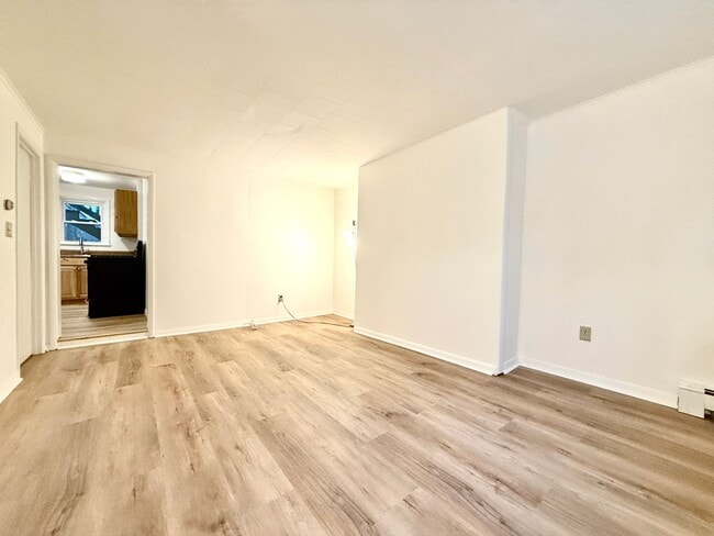 Building Photo - 473 Wilbur Ave Unit 1