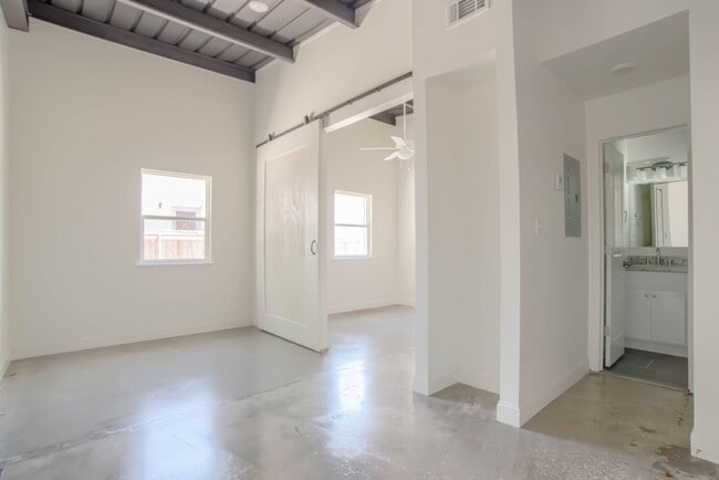 Photo - 728 Desire St