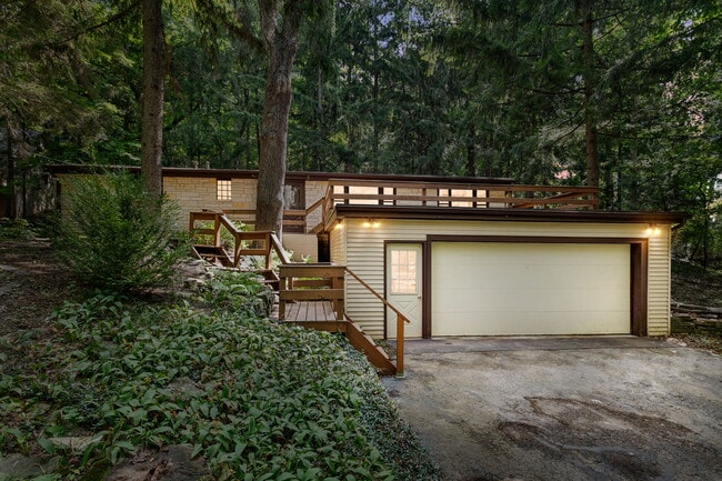 W289N3114 W Lakeside Dr