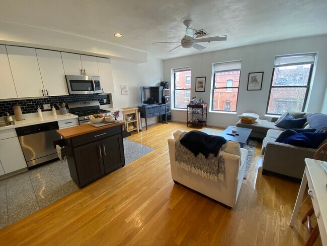 Building Photo - 234 Hanover St Unit 2