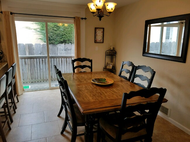 Photo - 445 Elm Ave Apartamento Unidad B