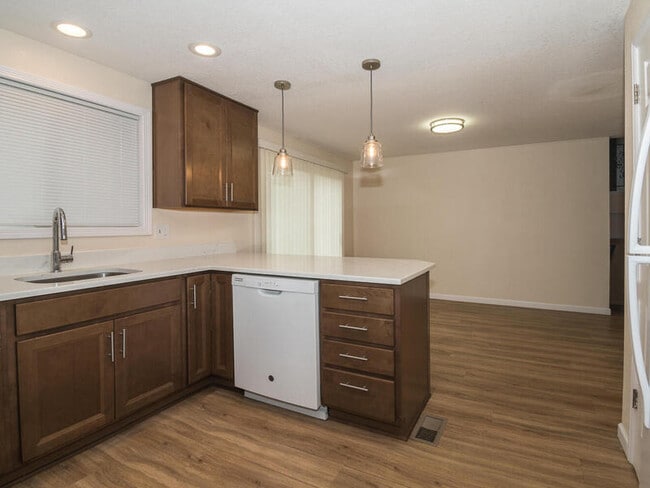 Photo - 1475 SW Orchard Ave