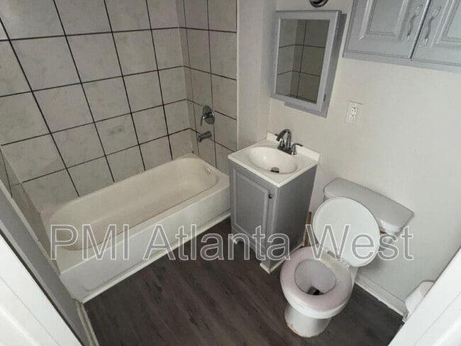 Photo - 147 Lawton St SW