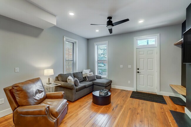 Photo - 731 Hamlet St