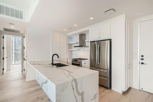 Building Photo - 301 West Ave Unit 2101
