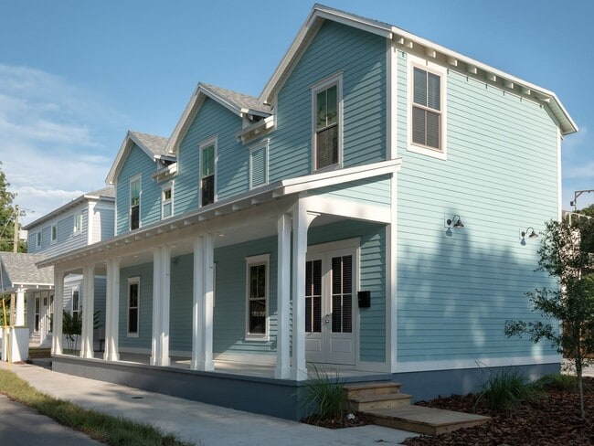 Building Photo - Porter's Lakeside - Luxury 4 Bedroom, 4 Ba...