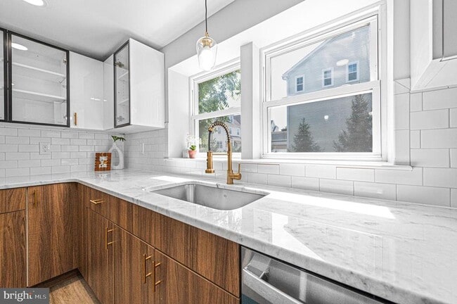 Photo - 342 E Barnard St