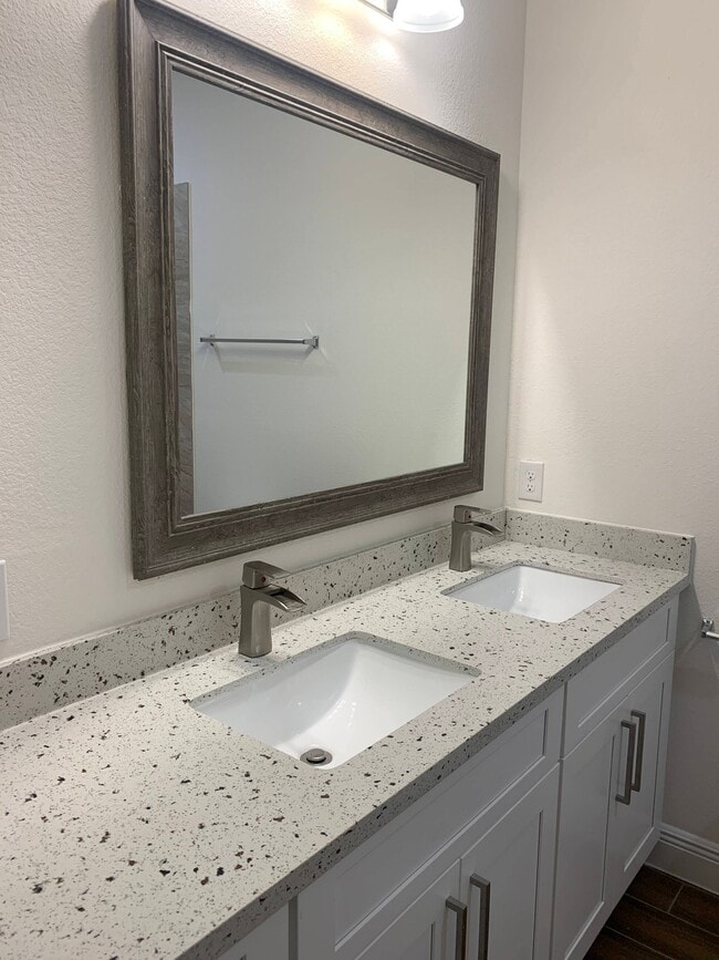 Building Photo - 5622 Ridgeway Dr