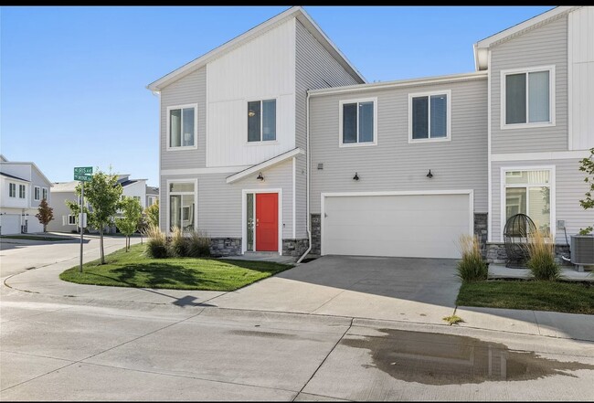 Photo - 892 NE Iris Ave