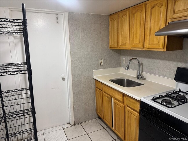 Photo - 32-11 69th St