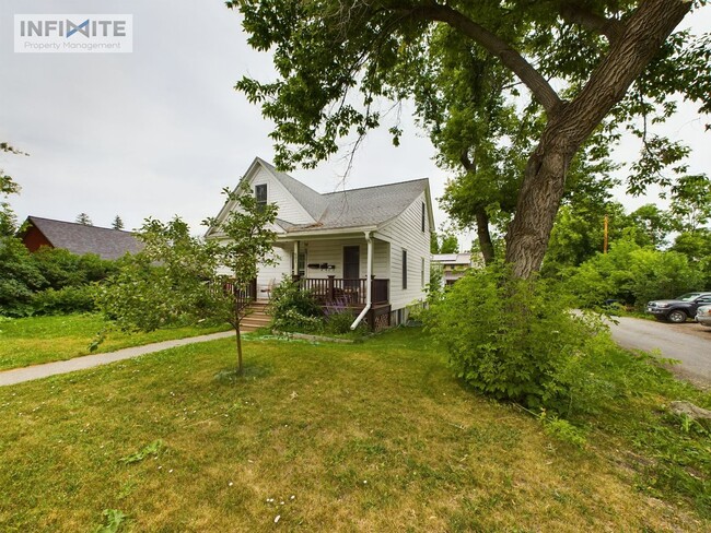 Building Photo - Spacious 3 Bedroom, 1 Bath Garden View Apt