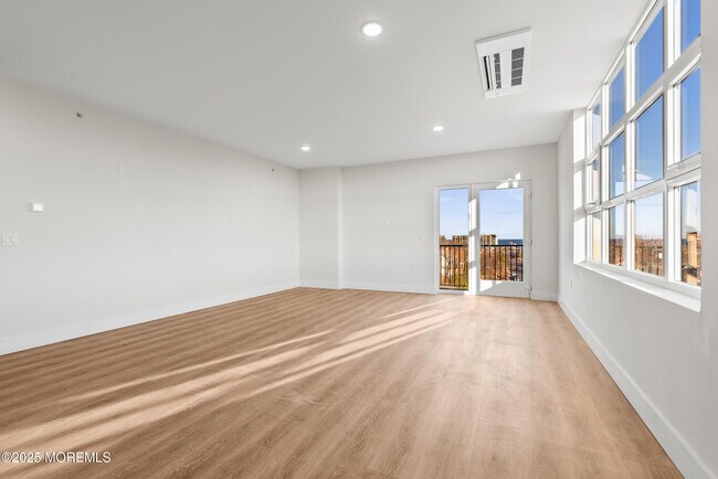 Photo - 185 Morris Ave Unidad 305