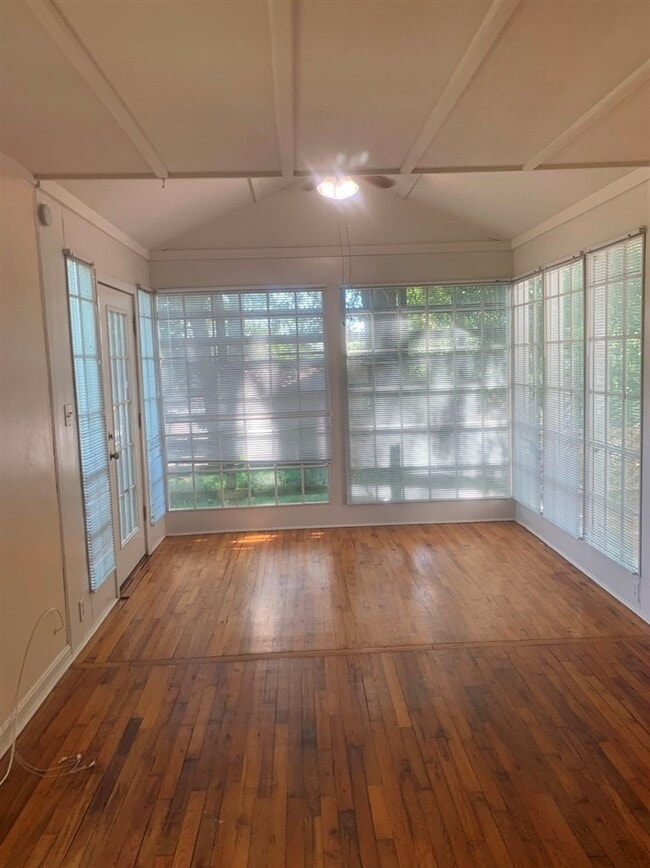 Photo - 1607 Jackson Bluff Rd