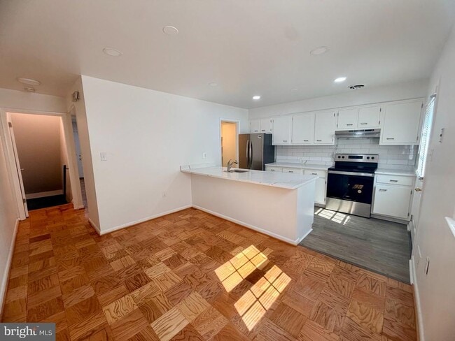 Photo - 5129 Clacton Ave