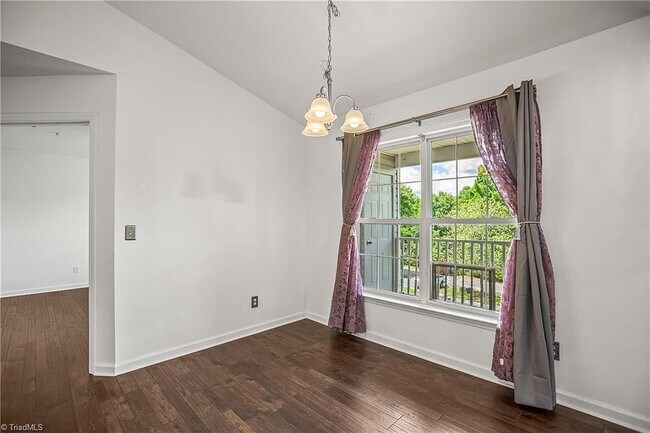 Photo - 131 Rivertree Ln