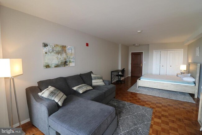 Building Photo - 7111 Woodmont Ave Unit 415