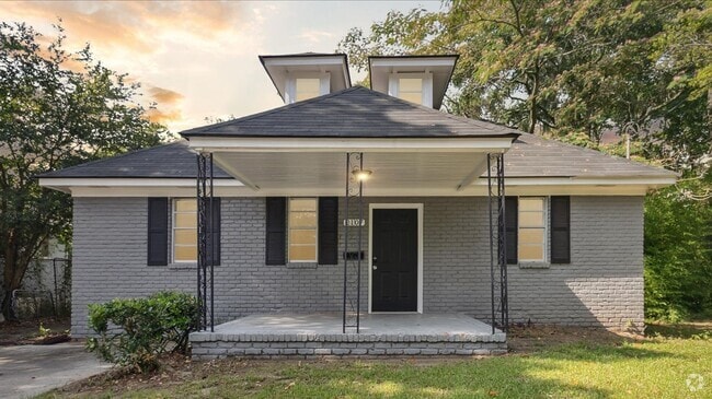 Building Photo - Huge East Savannah 5BR/2BA House For Rent