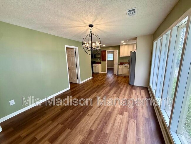Photo - 2233 E Derenne Ave