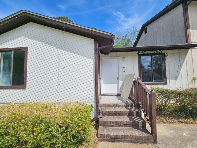 Building Photo - Newly Renovated 2 Bedroom Off Of GumBranch